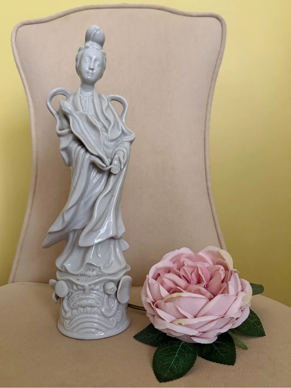 White porcelain Figurine Statue - Elegant Home Accent